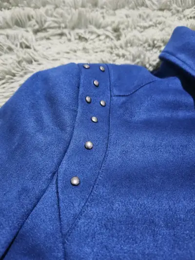 Chaqueta azul con tachas IO - miniatura 2