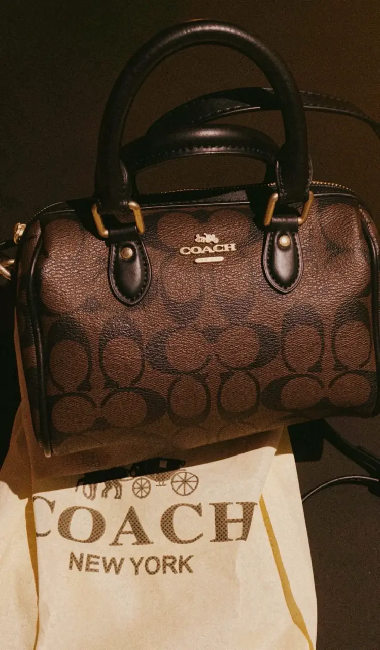 Bolso de mano Coach marrón con logo