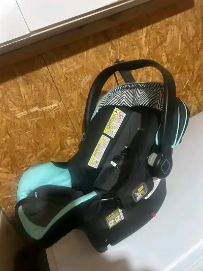 Silla de auto para bebé con diseño seguro - miniatura 1