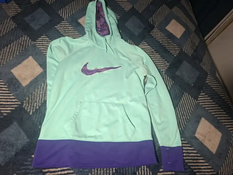 Polerón Nike con capucha verde y morado