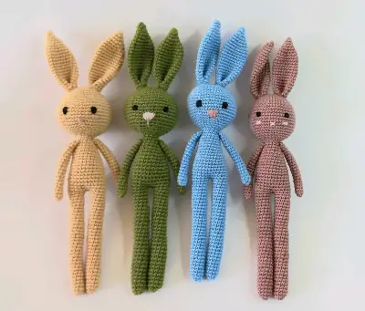 Muñecos de Conejo Tejidos a Mano en Colores Variados - miniatura 1
