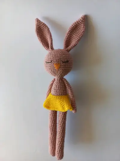 Muñecos de Conejo Tejidos a Mano en Colores Variados - miniatura 3
