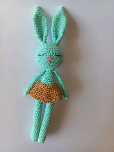 Muñecos de Conejo Tejidos a Mano en Colores Variados - miniatura 5