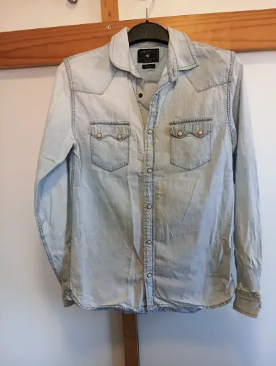 Camisa de mezclilla azul claro para hombre - miniatura 1