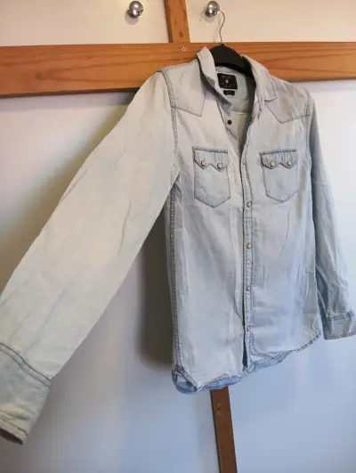 Camisa de mezclilla azul claro para hombre - miniatura 2
