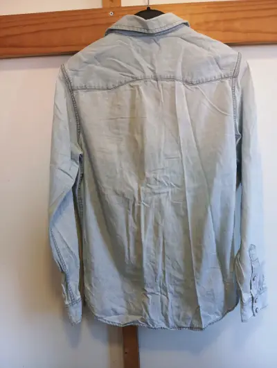 Camisa de mezclilla azul claro para hombre - miniatura 4