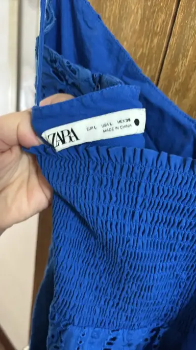 Vestido largo azul con diseño calado Zara - miniatura 4