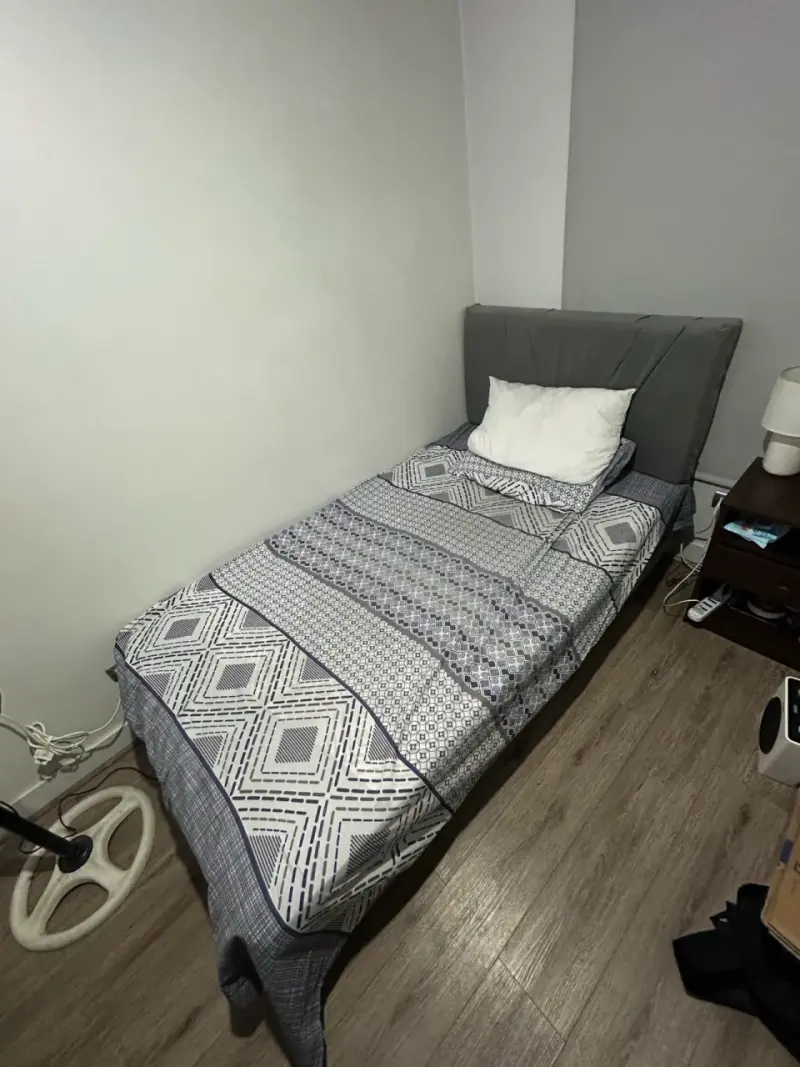 Cama individual con colchón y cabecera gris