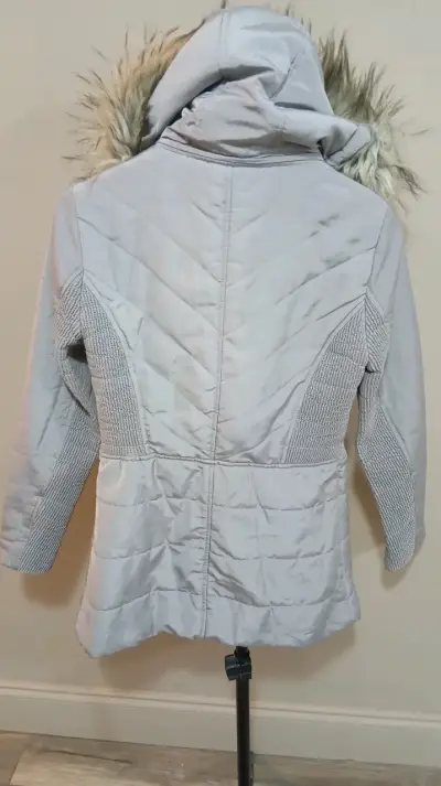 Chaqueta gris con capucha de piel - miniatura 1