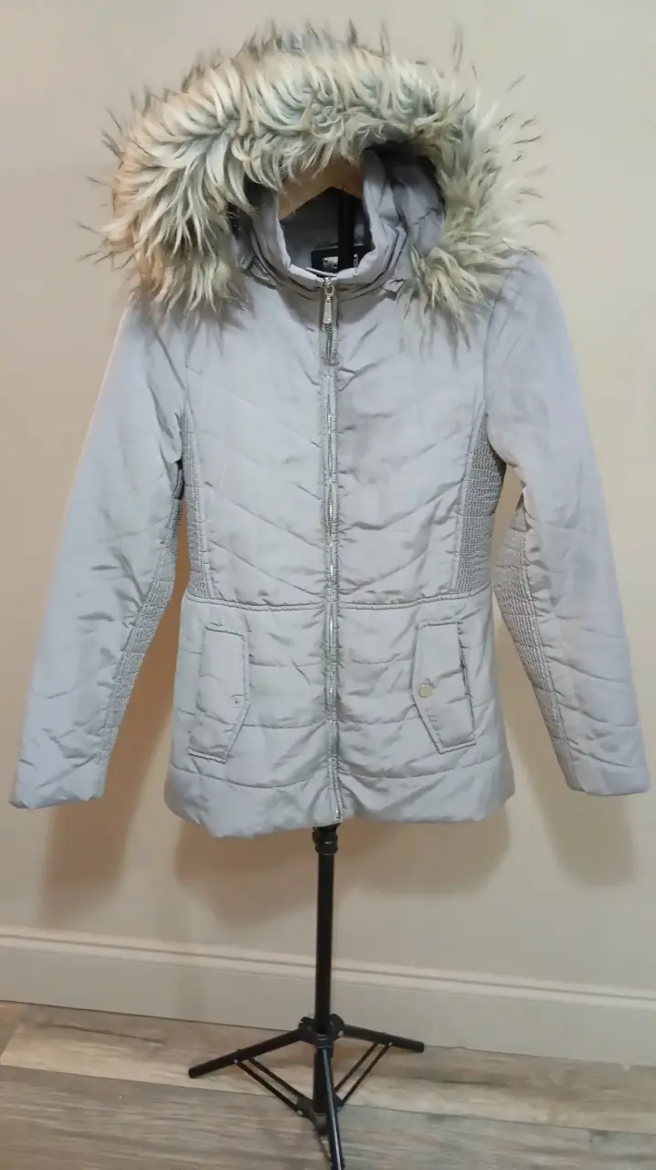 Chaqueta gris con capucha de piel - 2