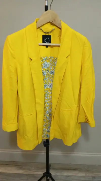 Blazer amarillo para mujer elegante y moderno - miniatura 1