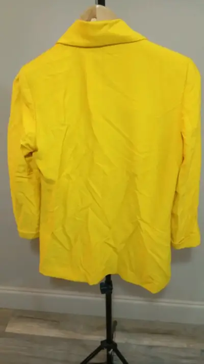 Blazer amarillo para mujer elegante y moderno - miniatura 2