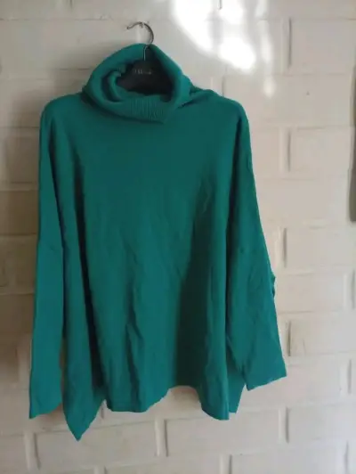 Suéter de cuello alto verde para mujer - miniatura 1