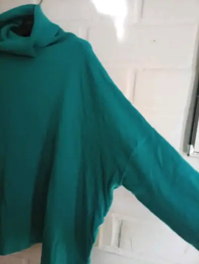 Suéter de cuello alto verde para mujer - miniatura 3