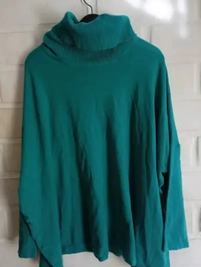 Suéter de cuello alto verde para mujer - miniatura 4