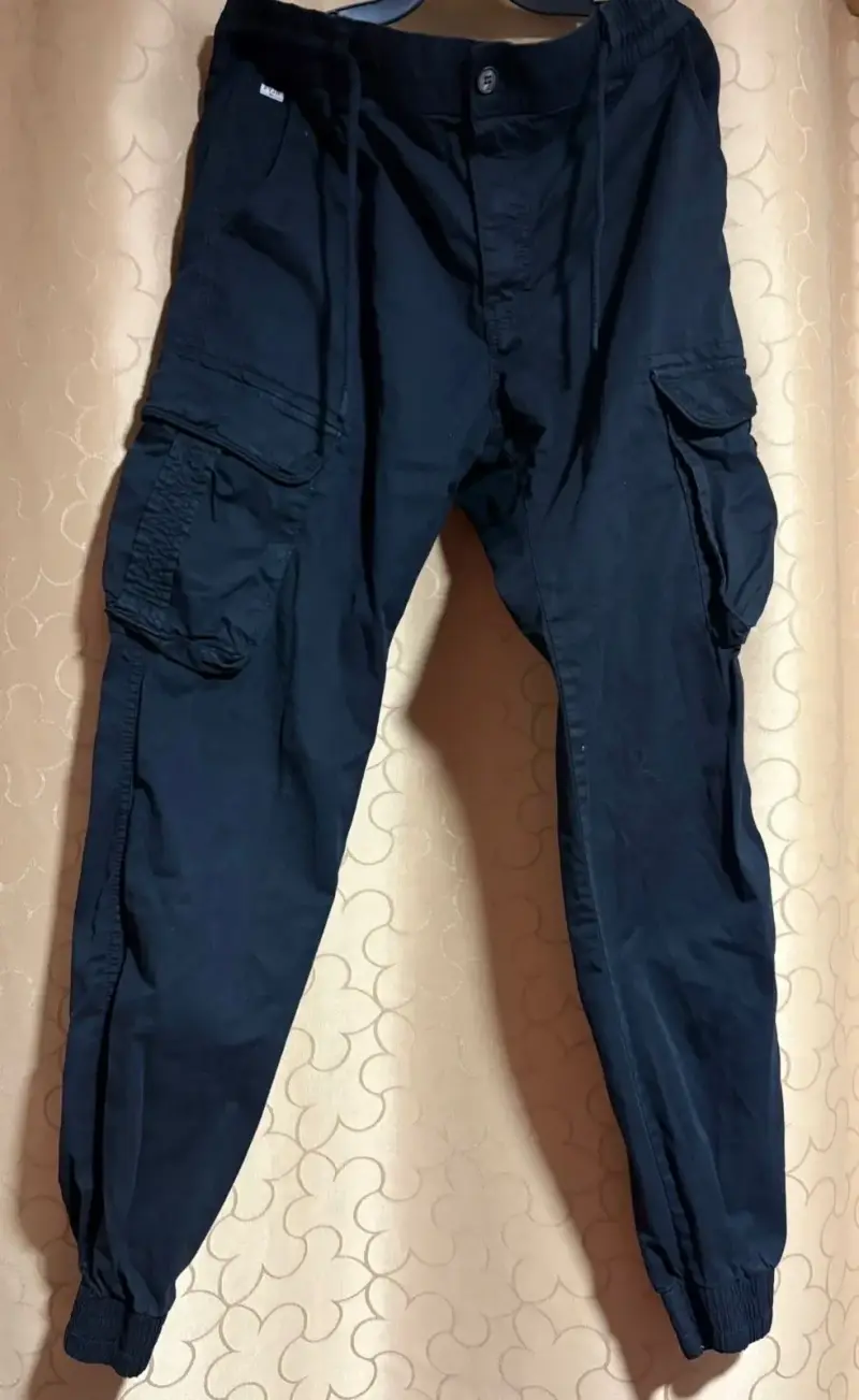 Pantalones cargo negros con bolsillos