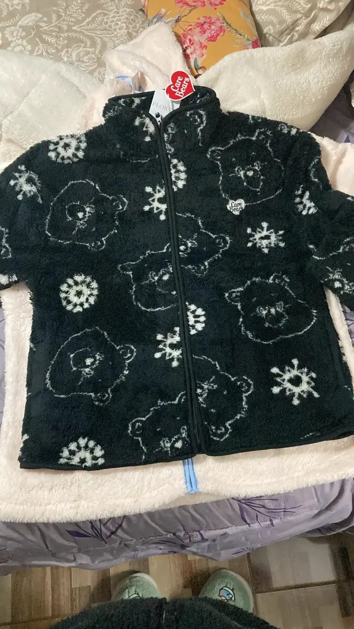 Chaqueta polar negra con diseño de osos - 2