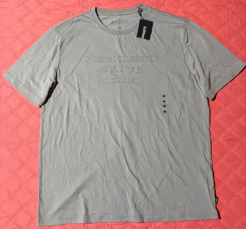 Polera gris Apposite con diseño Reckless