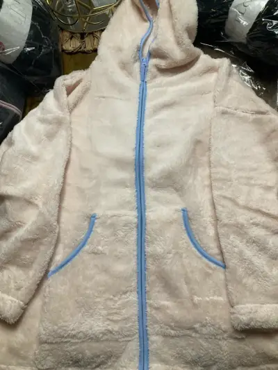 Chaqueta de felpa con capucha para mujer - miniatura 2