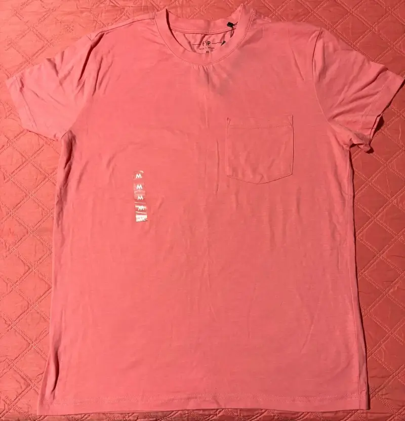 Polera rosa con bolsillo delantero