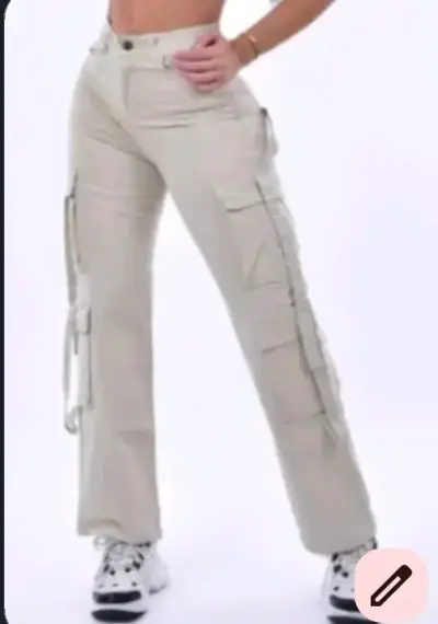 Pantalones cargo beige para mujer con bolsillos - miniatura 1