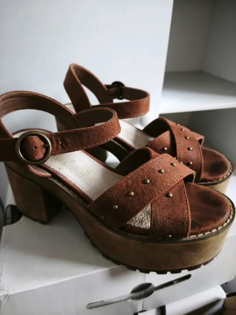Sandalias de plataforma marrón con tachas - 1