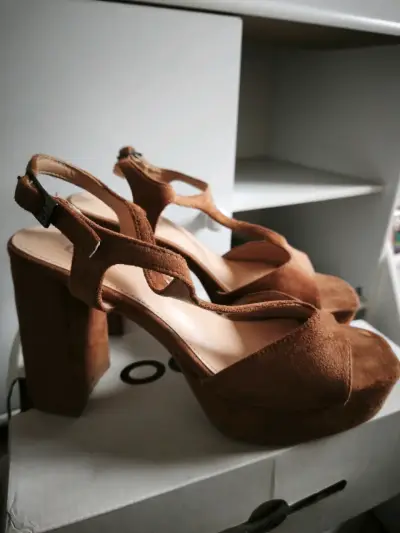 Sandalias de plataforma marrón con tachas - miniatura 2