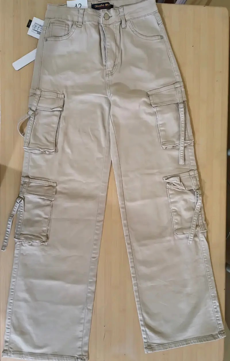 Pantalones cargo beige para mujer con bolsillos - 3