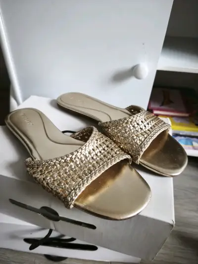 Sandalias de plataforma marrón con tachas - miniatura 3