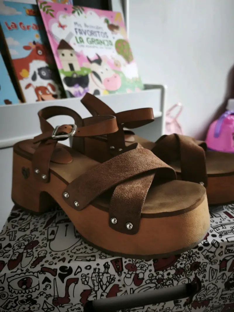 Sandalias de plataforma marrón con tachas - 4