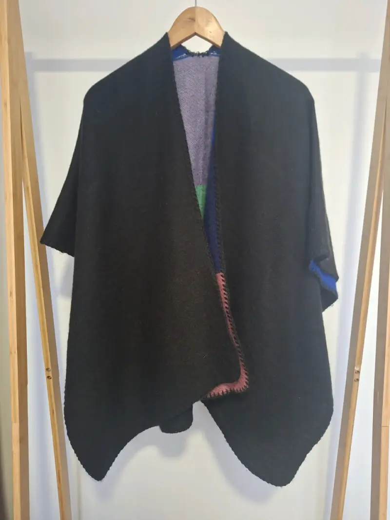 Ruana reversible multicolor y negro - 1