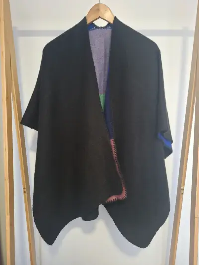 Ruana reversible multicolor y negro - miniatura 1