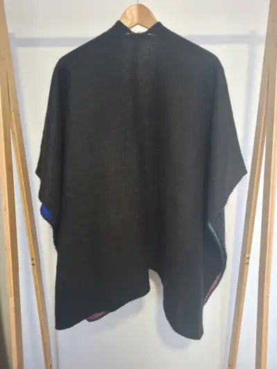 Ruana reversible multicolor y negro - miniatura 3