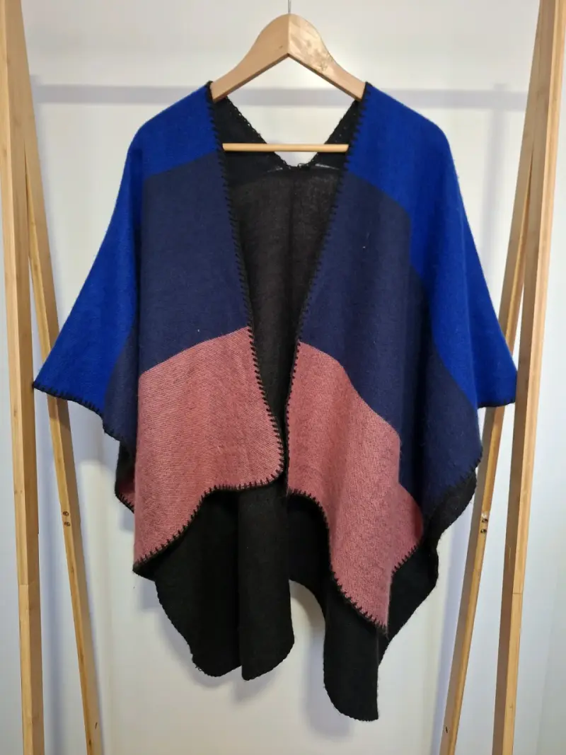 Ruana reversible multicolor y negro - 4
