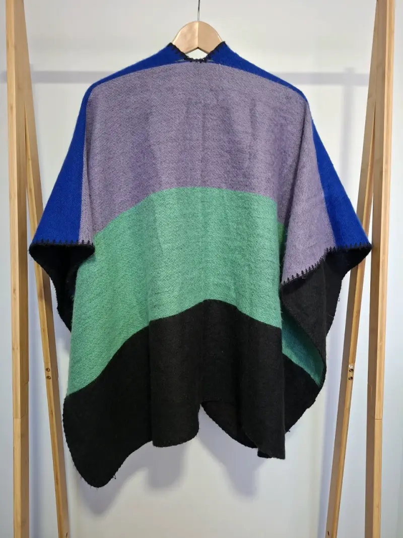 Ruana reversible multicolor y negro - 5