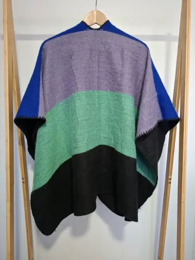 Ruana reversible multicolor y negro - miniatura 5