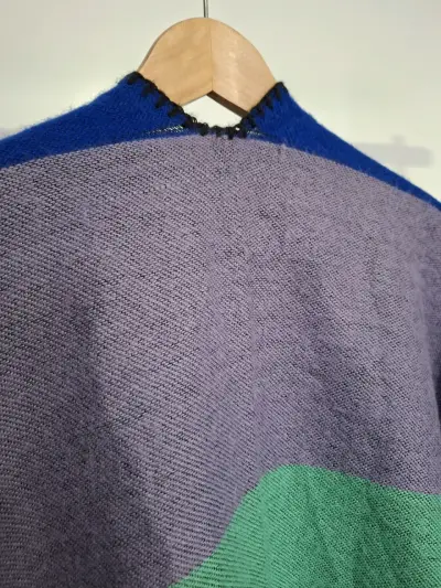 Ruana reversible multicolor y negro - miniatura 6