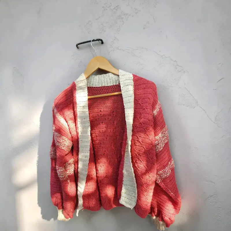 Cardigan tejido a crochet rosado y blanco - 1