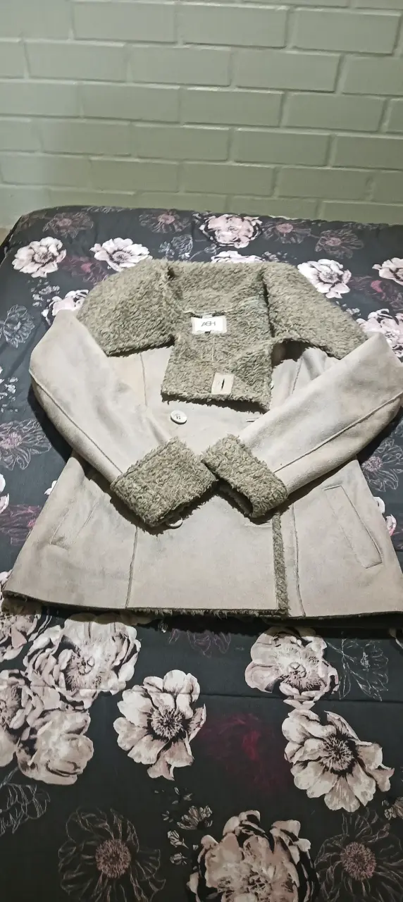 Abrigo de mujer con cuello de lana beige - 1