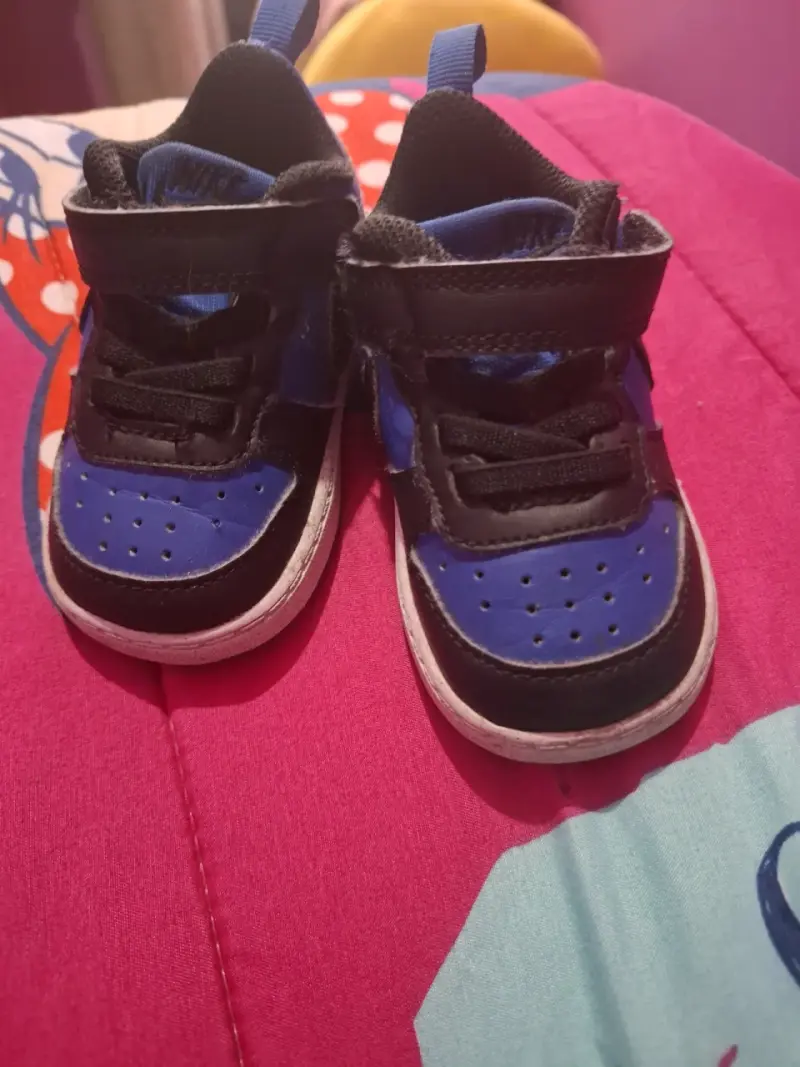 Zapatillas deportivas para niños color azul y negr - 2