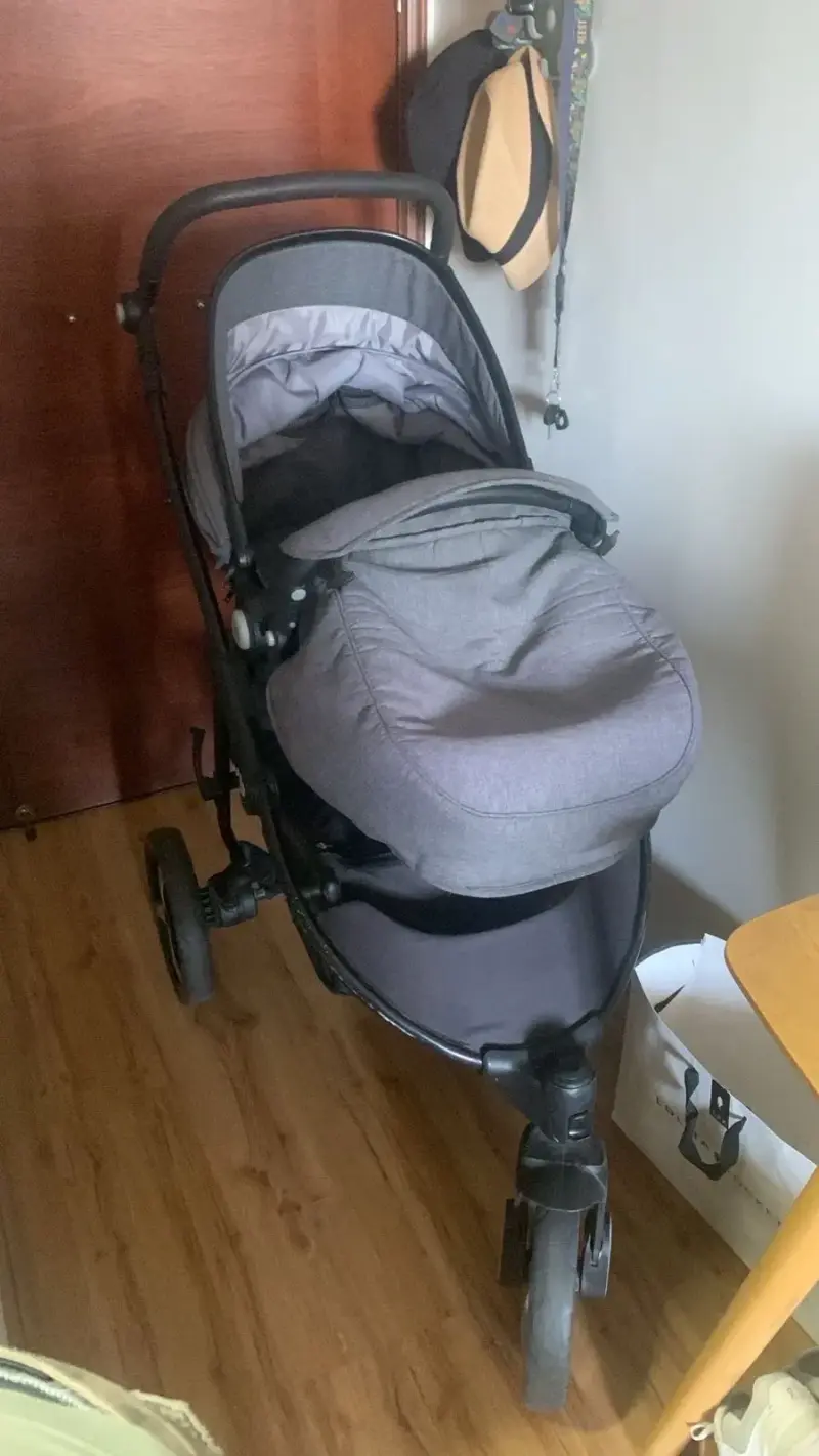 Coche de bebé gris en buen estado