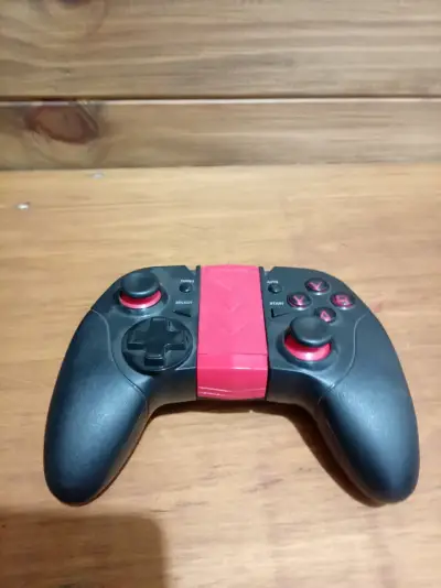 Control inalámbrico para videojuegos negro y rojo - miniatura 1