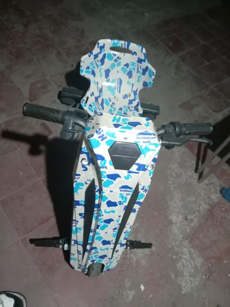 Scooter eléctrico camuflado para niños - 1