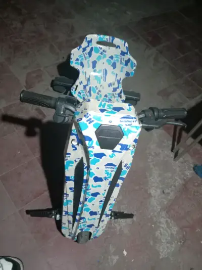 Scooter eléctrico camuflado para niños - miniatura 1