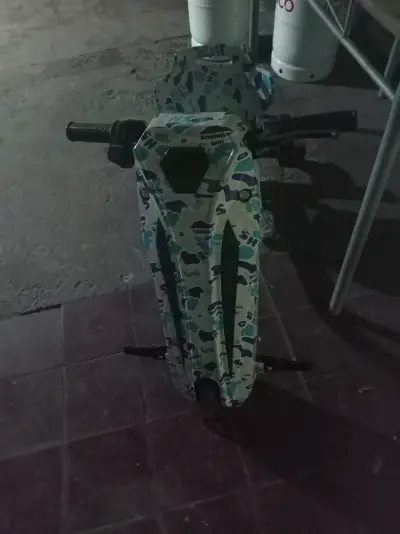 Scooter eléctrico camuflado para niños - miniatura 3