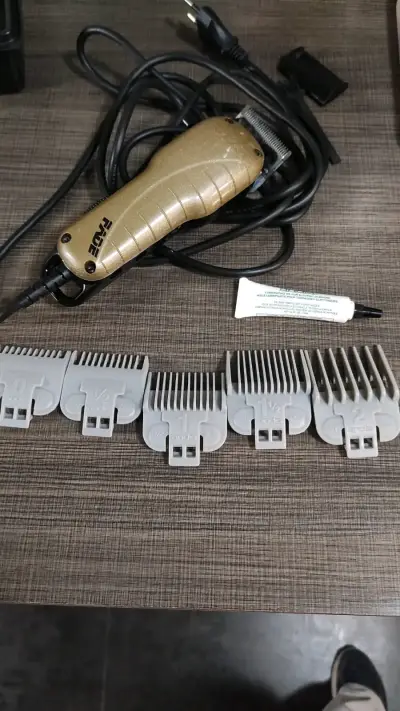 Máquina de cortar pelo Andis Fade con accesorios - miniatura 2