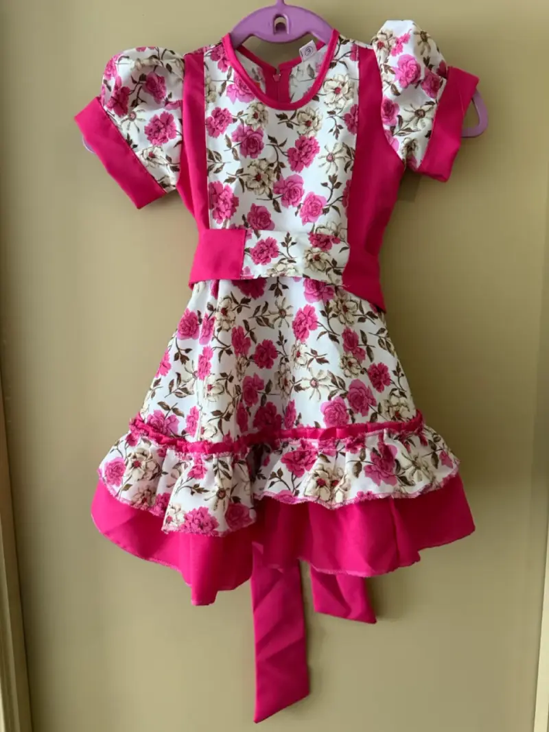 Vestido huasa floral rosa con volantes - 1