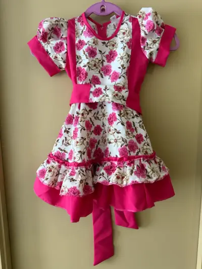 Vestido huasa floral rosa con volantes - miniatura 1