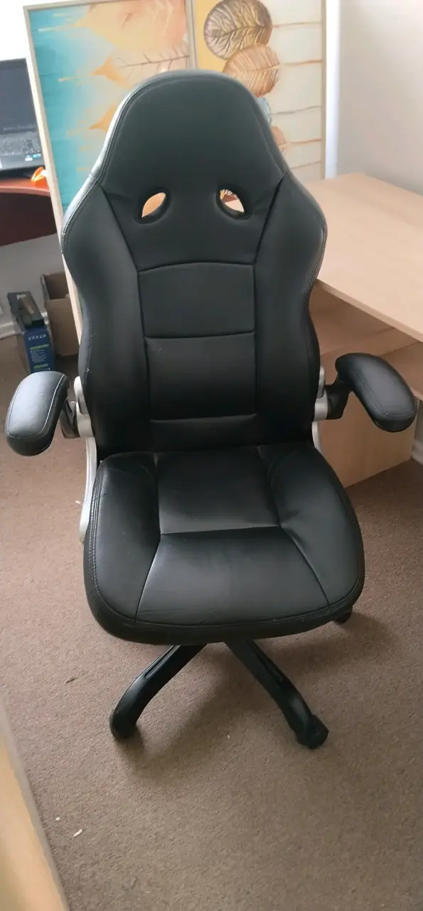Silla de oficina ergonómica negra con apoyabrazos