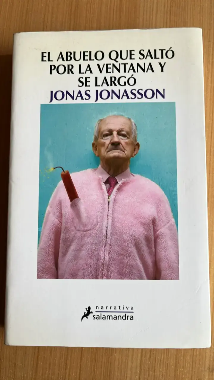 Libro 'El Abuelo Que Saltó Por La Ventana' Jonas Jonasson - 1
